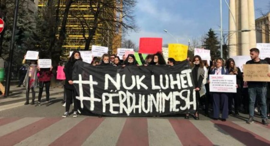 Futbollisti i njohur Balloteli poston foton e Dojna Memës, mesazhi për protestën që u mbajt në Tiranë