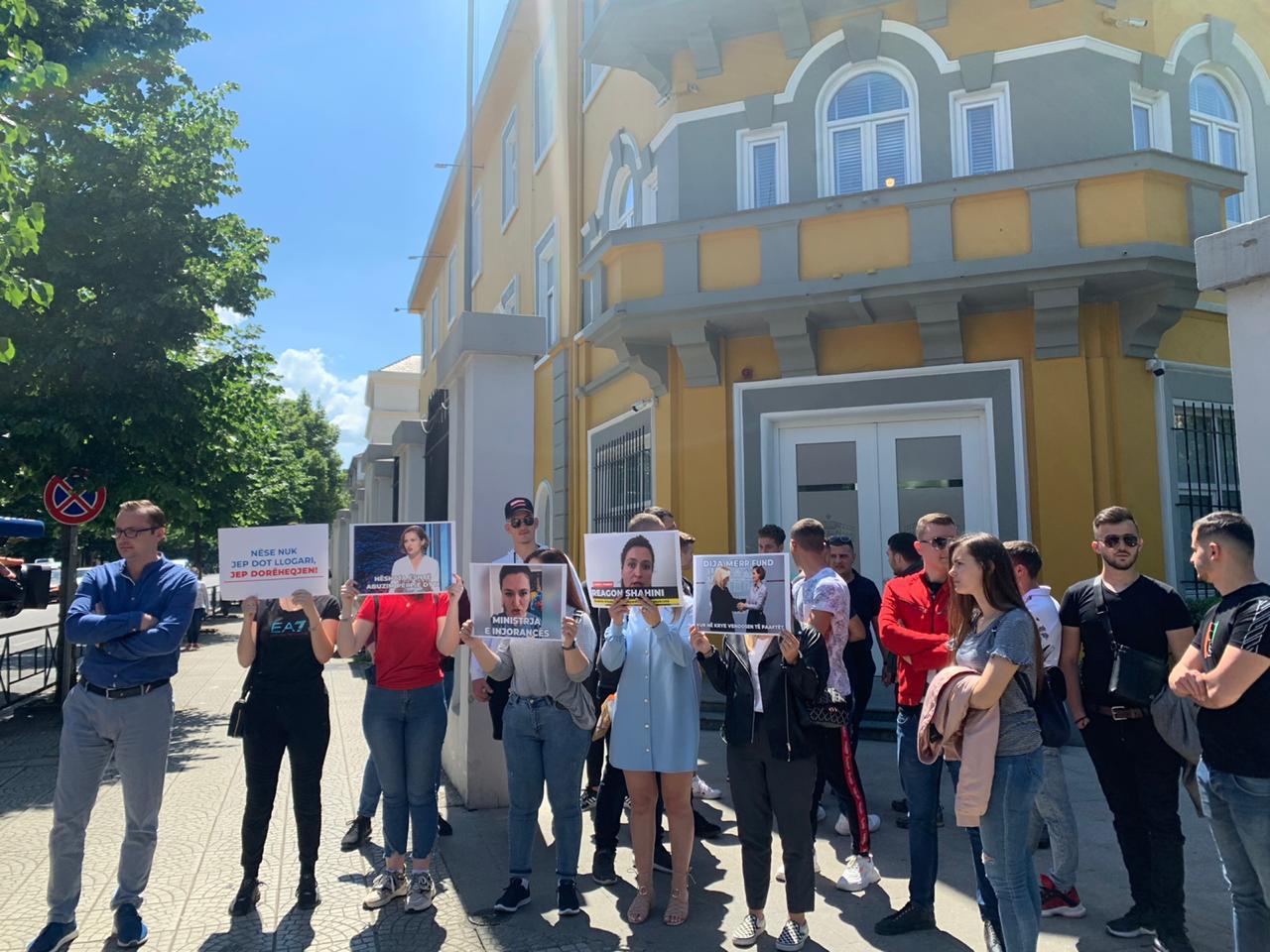 FOTO/Heshtja për përdhunimin e 15-vjeçares, të rinjtë demokratë protestë tek Ministria: Besa të japë dorëheqjen