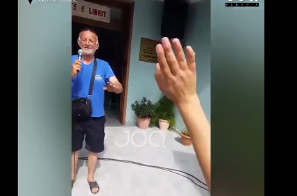 VIDEO/Dalin pamjet nga shkolla, kur roja i dënuar sot për abuzim, u këndonte dikur nxënësve