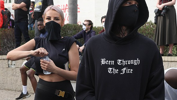 FOTO/Reperja e njohur shqiptare bëri lëmsh median e huaj, imazhet që publikoi “Daily Mail”