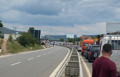 Rihapja e kufijve, Berisha poston fotot nga Morina: Ua nxinë jetën udhëtarëve në të dy anët