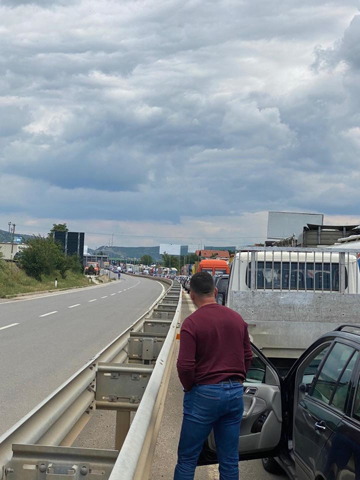 Rihapja e kufijve, Berisha poston fotot nga Morina: Ua nxinë jetën udhëtarëve në të dy anët