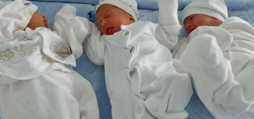 Vijnë në jetë trinjakët në maternitetin “Koço Gliozheni” në Tiranë