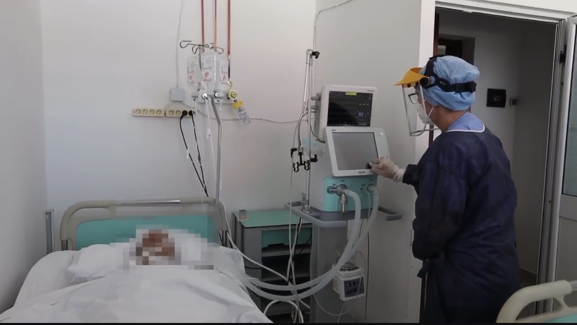 VIDEO, PAMJE TE RENDA/ Ministrja Manastirliu transmeton pamje nga brenda Infektivit