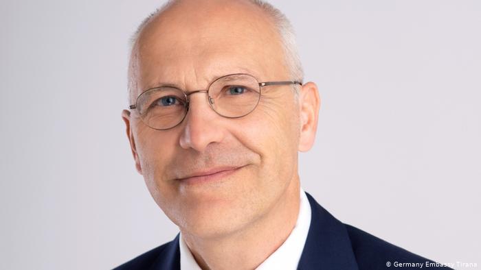 Ambasadori gjerman flet hapur për integrimin: Topi në fushën e palës shqiptare, nga duhet ta nisin