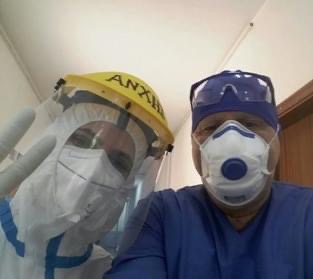 Mjeku publikon grafite e dy te rinjve me covid: Nuk pyet per askend!