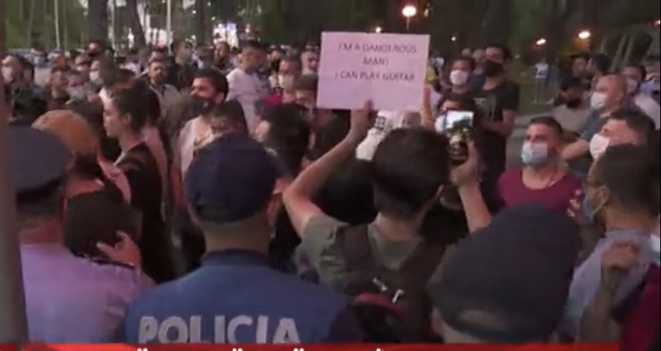 Artiste dhe menaxhere arti, proteste te zyra e Rames kunder ndalimit te muzikes pas ores 20.00