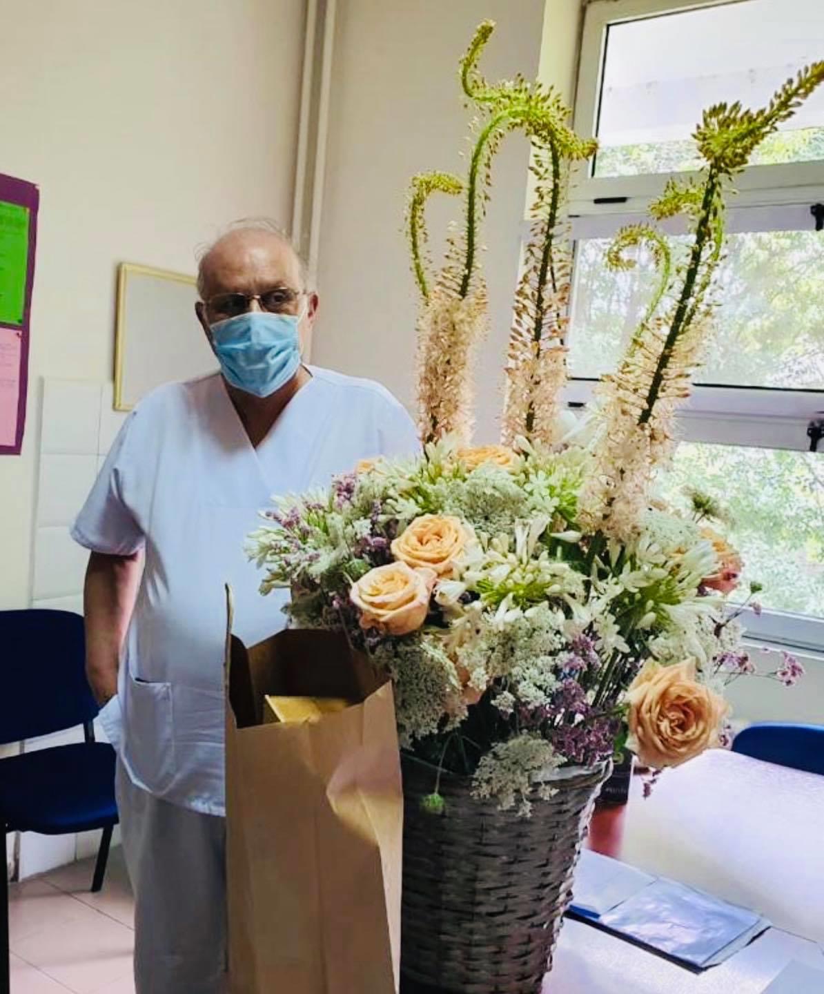 Tritan Kalo feston ditelindjen ne Infektiv por merr nje tufe me lule nga nje..,