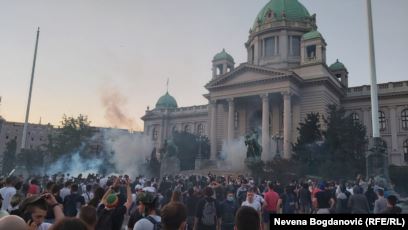 Protesta ne Beograd e Novi Sad, Vucic perdori pandemine per te forcuar autokracine