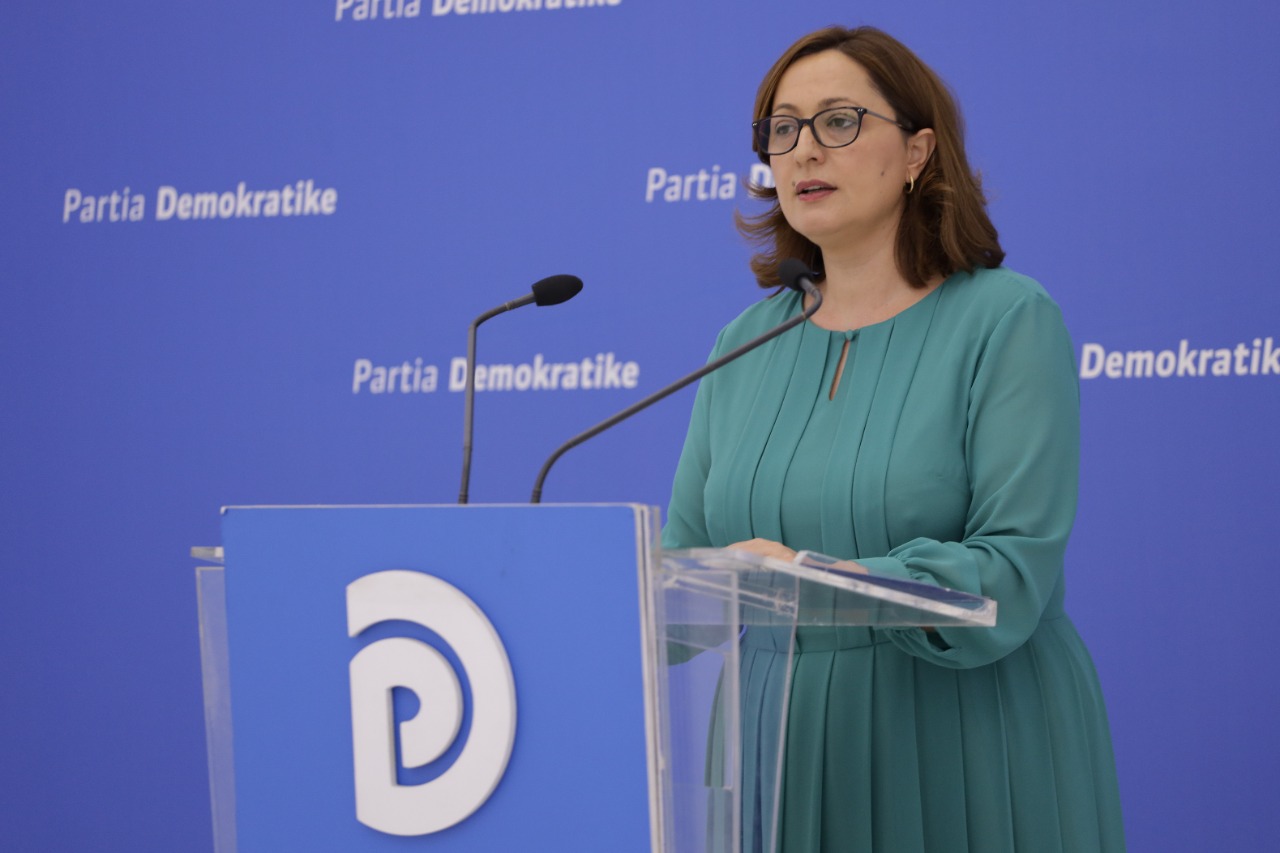 “Qeveria vodhi edhe thesin me miell për më të pamundurit gjatë karantinës”, Çupi: Thesi u zëvendësua me 2 kg hurma arabie