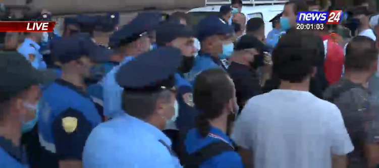 Artiste dhe menaxhere arti, proteste te zyra e Rames kunder ndalimit te muzikes pas ores 20.00