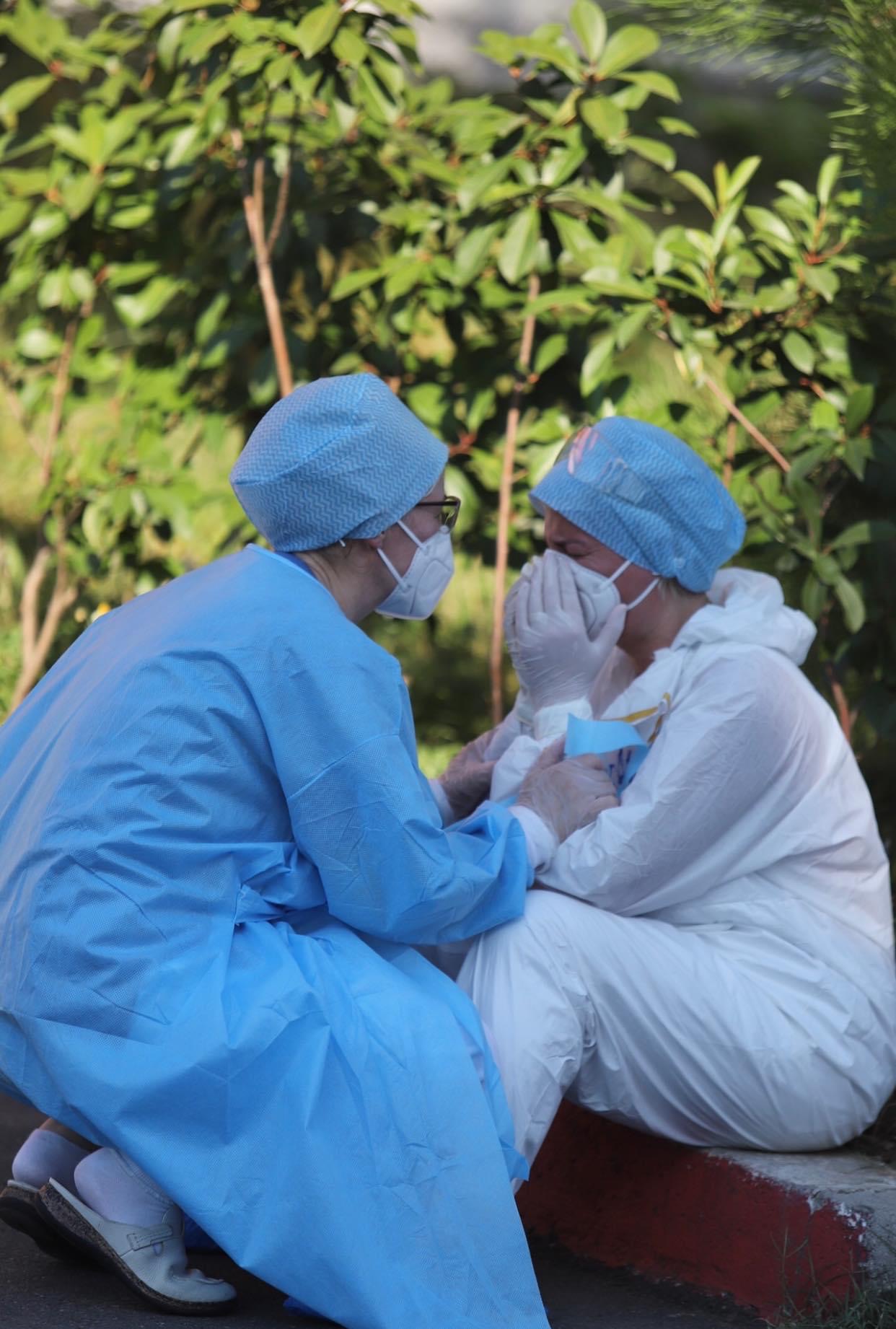 Ministrja publikon foton prekese nga spitali infektiv