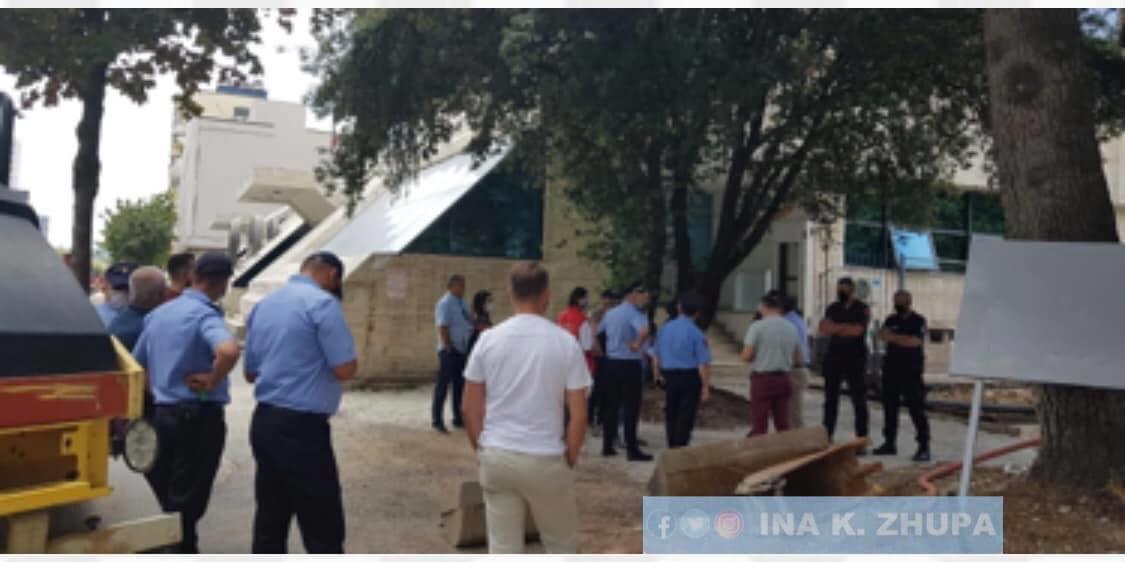 Veliaj po prish fasaden e mermerte te Ministrise se Drejtesise, parate rrush e kumbulla