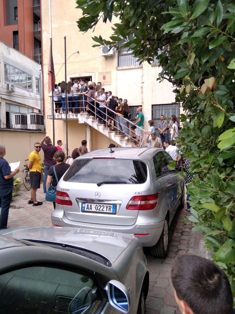 FOTO/”Pse nuk vepron Prokuroria”, Vokshi: Zyrat Vendore të Arsimit, vatra të mundshme përhapje të COVID19