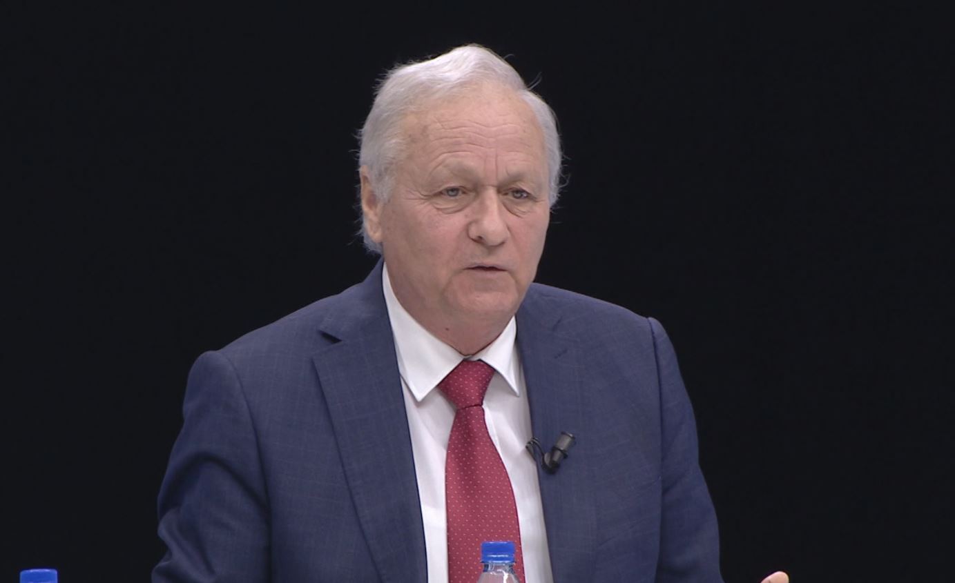 Konstitucionalisti Kume:Nuk duhet të ndërhyjnë në Kushtetutë vetëm për koalicionet