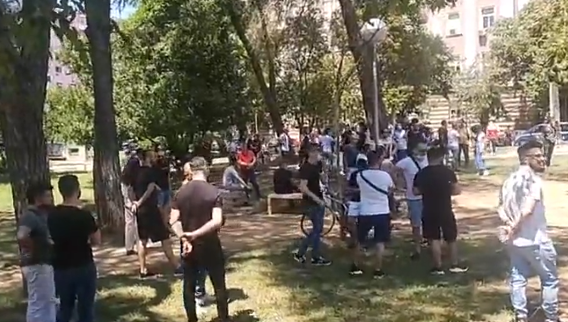 Artistët dhe pronarët nuk i ndahen protestës, policia shoqëron me dhunë disa prej tyre