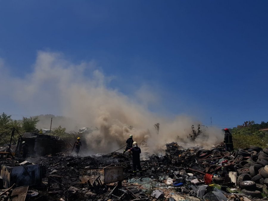 Merr flakë magazina e gomave, tymi mbulon zonën e Kasharit në Tiranë