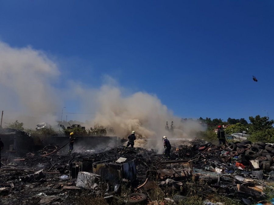 Merr flakë magazina e gomave, tymi mbulon zonën e Kasharit në Tiranë
