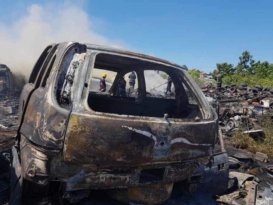 Merr flakë magazina e gomave, tymi mbulon zonën e Kasharit në Tiranë