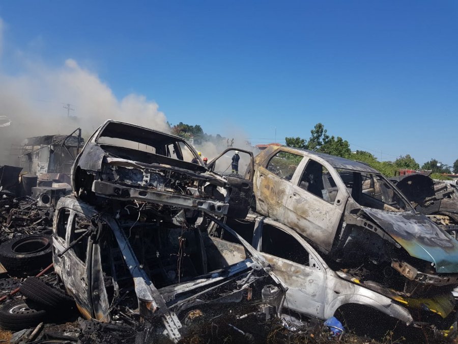 Merr flakë magazina e gomave, tymi mbulon zonën e Kasharit në Tiranë