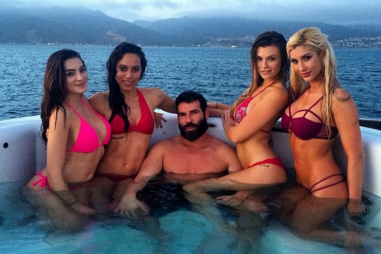 FOTO/I famshmi Dan Bilzerian vjen në Durrës, sjell jahtin plot me vajzat