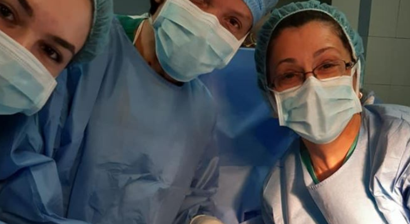 FOTOLAJM/Lind fëmija “me këmishë” në maternitetin e Tiranës