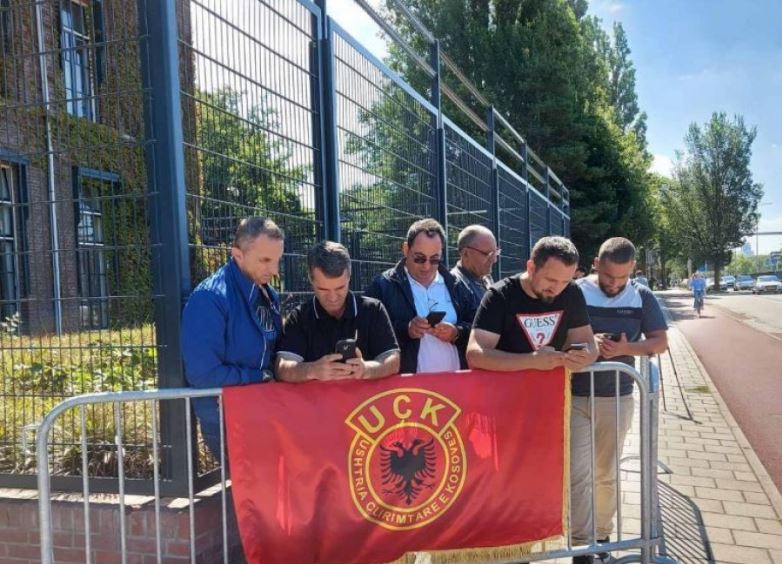 VIDEO/ Thaci sot në Hagë, shqiptarët protestojnë para gjykatës