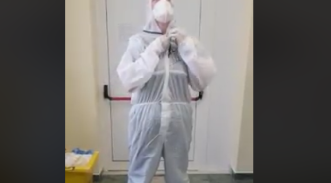 Mjekja shqiptare poston videon kur heq veshjet mjekësore, nga çizmet e saj rrjedh djersë