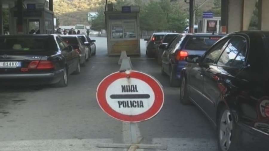 Asnjë makinë me targa shqiptare nuk lejohet të kalojë kufirin në Kapshticë