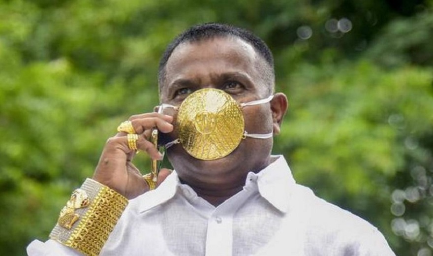 FOTO/Biznesmeni mbrohet nga COVID me maskën prej ari