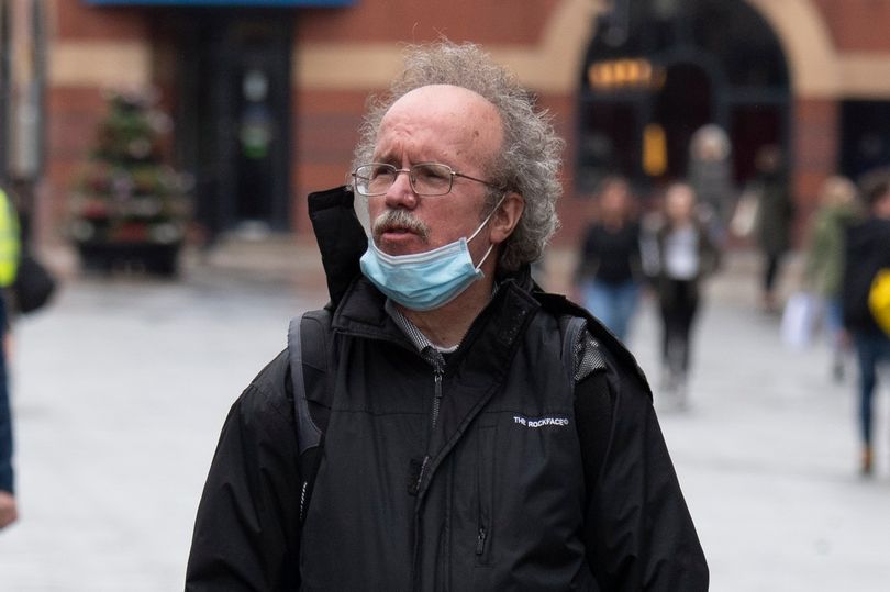 Arsyeja e rëndësishme pse nuk duhet ta ulni kurrë maskën poshtë mjekrës