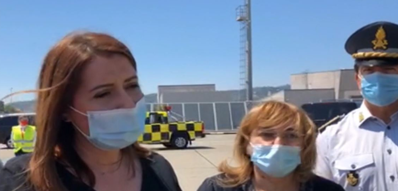 VIDEO/Italia i kthen “borxhin” Shqipërisë, mbërrijnë në aeroportin e Rinasit ekipi i mjekëve dhe infermierëve