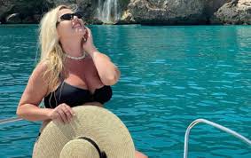 FOTO/E mbante të fshehtë, e motra i zbulon gjininë e bebit Olta Gixharit