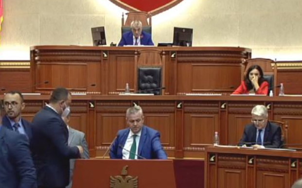 Tensione në Kuvend/ Murrizi bllokon foltoren, Ruçi: S’ka këllqe asnjëri të më kundërshtojë mua