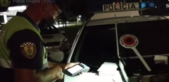 VIDEO/Policia heq 12 patenta në hyrjet e Tiranës, ndëshkon shoferët me arrestime