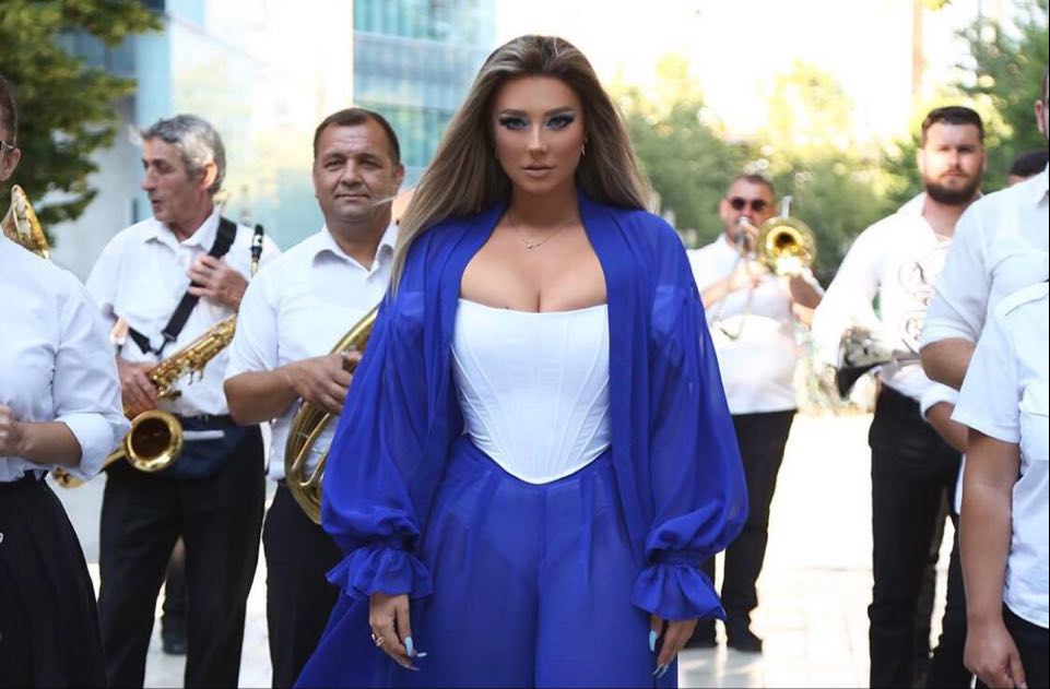 VIDEO/Këngëtarja dhe DJ i njohur sjellin këngën dedikuar ekipit të Tiranës