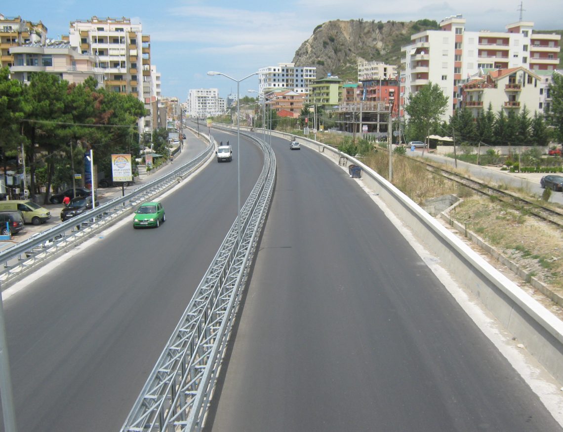 Balluku flet për projektin Milot-Fier, por nuk shpjegon cmimin, tallet me Fatos Nanon e Ilir Metën për rrugën e Lushnjës