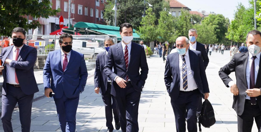 FOTOLAJM/Pas rikthimit në PD, Besnik Mustafaj shfaqet krah Bashës në Kosovë