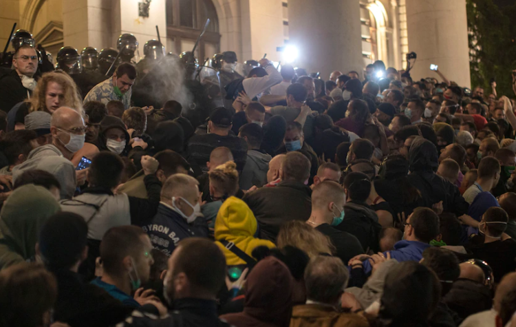 Paralajmërimi për rikthimin e kufizimeve, në Serbi shpërthejnë protestat, përleshje e gaz lotsjellës