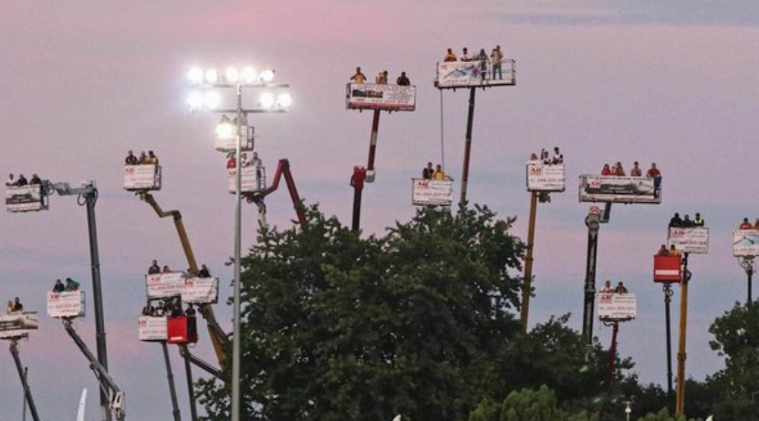 Ndalohej hyrja në stadium, tifozët polakë habisin të gjithë me idenë gjeniale