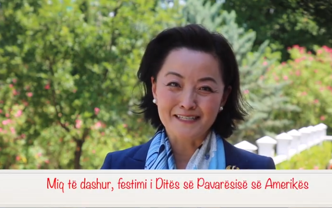 VIDEO/Ambasadorja Yuri Kim urim në ditën e Pavarësisë, mesazhi që lidh Shqipërinë me Amerikën