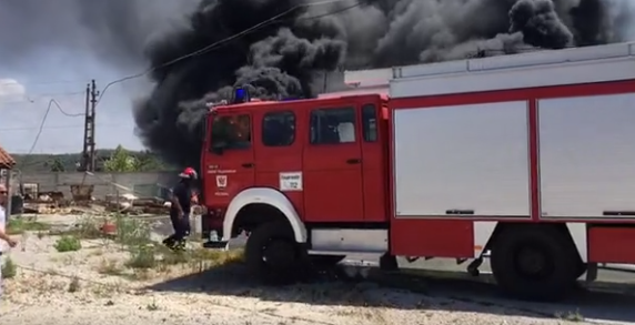 FOTO/Zjarr i madh në Zhupan të Fierit, digjet magazina