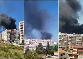 Merr flakë magazina e gomave, tymi mbulon zonën e Kasharit në Tiranë