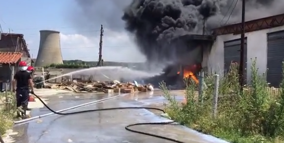 FOTO/Zjarr i madh në Zhupan të Fierit, digjet magazina