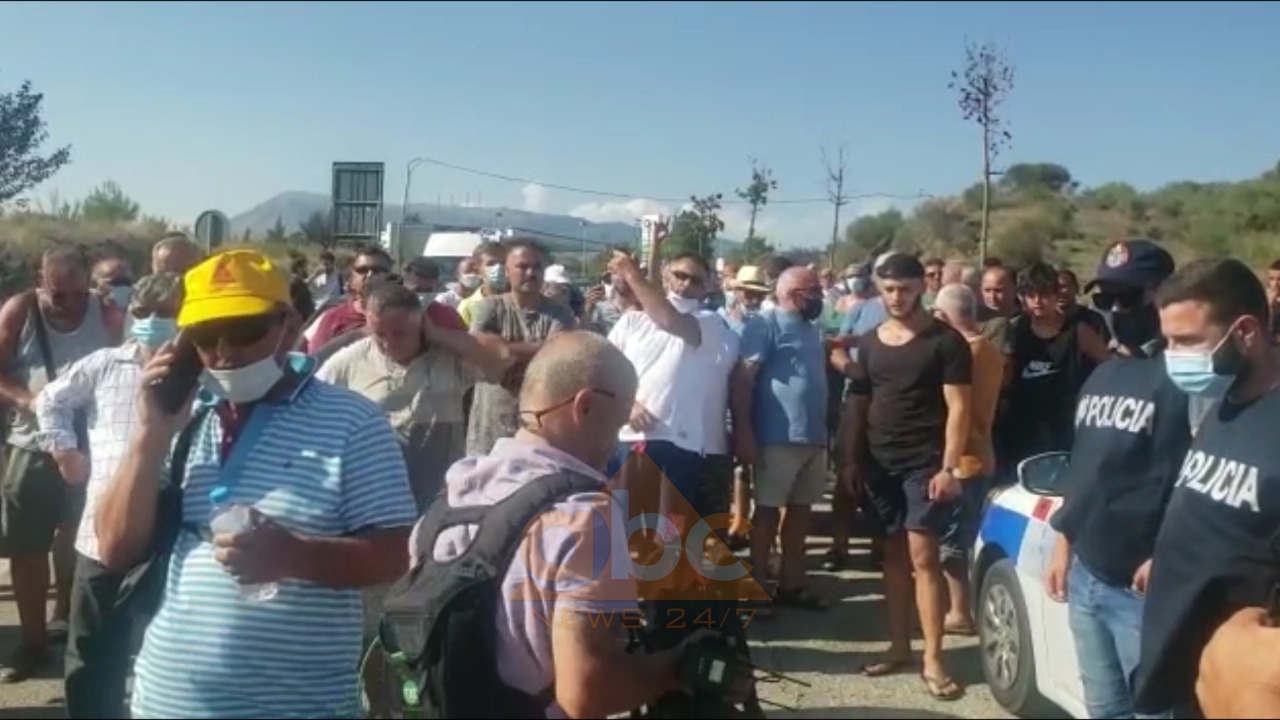 Kakavije, pershkallezohet tensioni, udhetaret bllokojne maunet dhe makinat e tjera