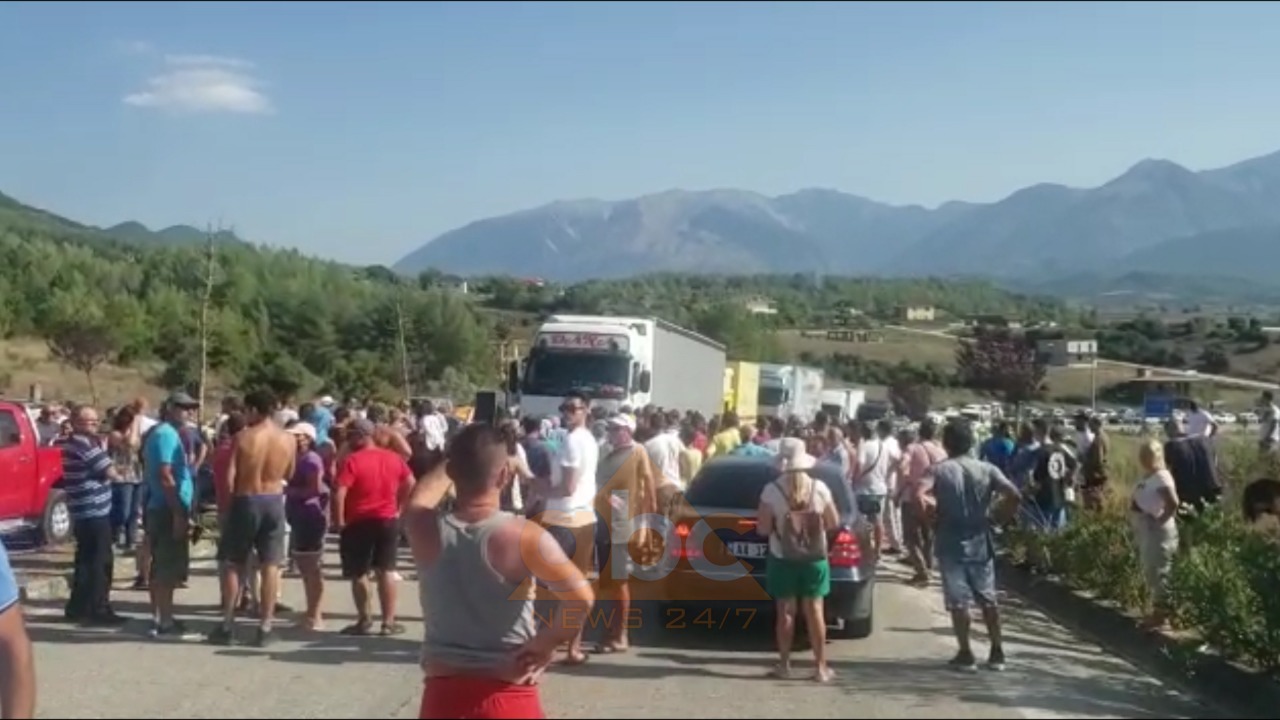 Kakavije, pershkallezohet tensioni, udhetaret bllokojne maunet dhe makinat e tjera