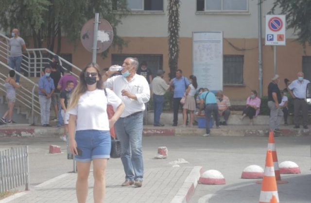 FOTO/Qytetarët presin në radhë për informacion te Infektivi, Pipero del me listë në dorë