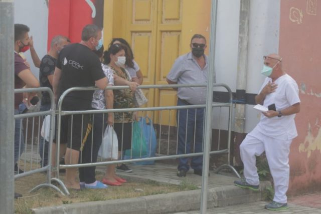 FOTO/Qytetarët presin në radhë për informacion te Infektivi, Pipero del me listë në dorë