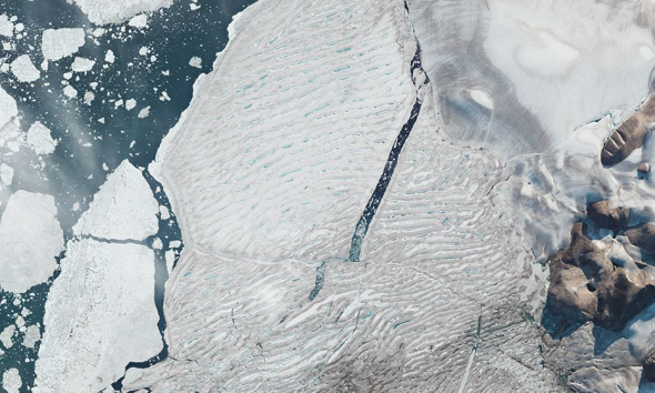 Satelitët arrijnë të kapin ndarjen e akullit të Arktikut, rreziku që parashikohet