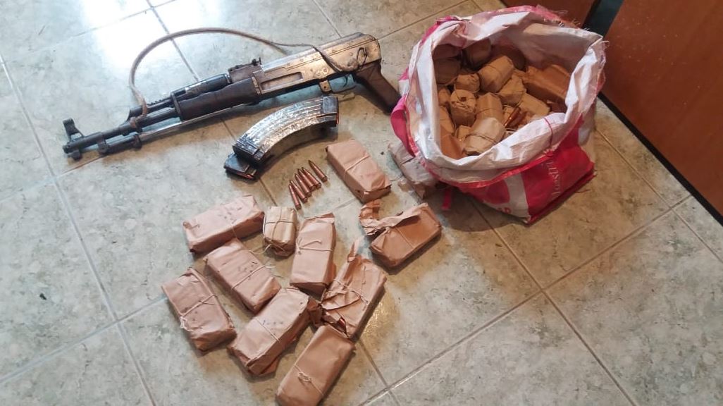 Sekuestrohen armë zjarri, municion luftarak dhe lëndë narkotike, arrestohet 26-vjeçari